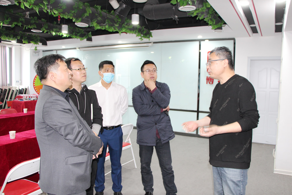 河南省紡織建筑設(shè)計(jì)院李鵬飛院長一行五人蒞臨博容參觀考察